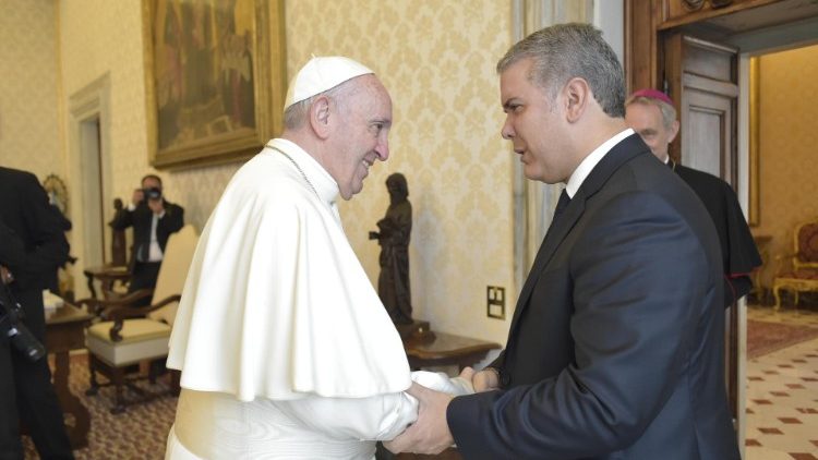Papst Franziskus mit Kolumbiens neuem Präsidenten Ivan Duque