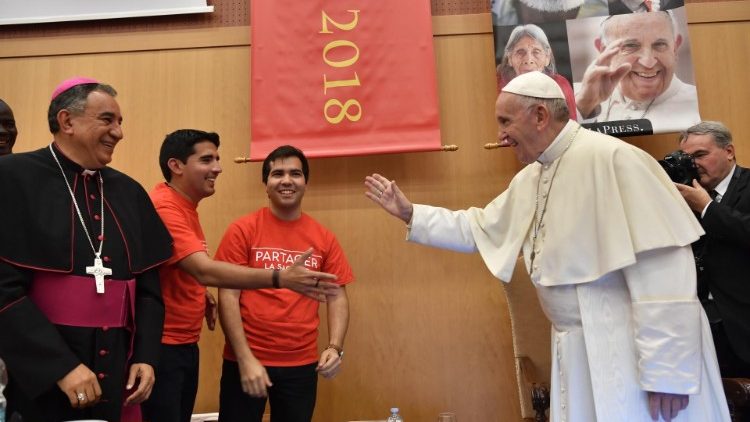Papa saúda jovem durante o Sínodo