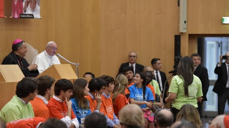 Papež Frančišek na srečanju med mladimi in ostarelimi.