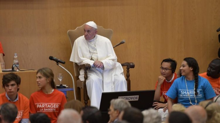 Момент от срещата на папа Франциск с възрастните и младежите