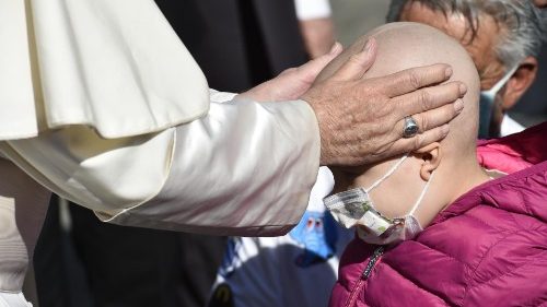 Papa encontra diretor da OMS: saúde é direito, não privilégio