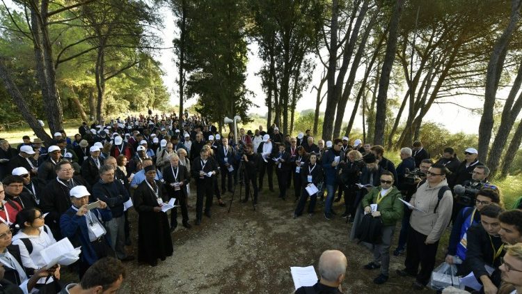 A szinódusi résztvevők zarándoklata a Via Francigenán