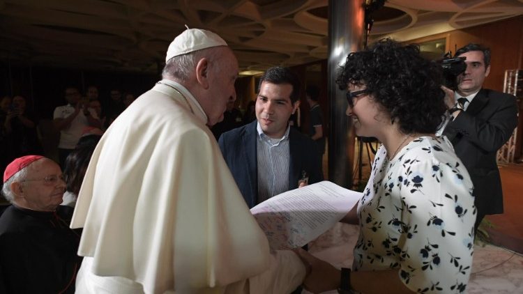 Após ser lida, carta é entregue ao Papa pelos jovens auditores