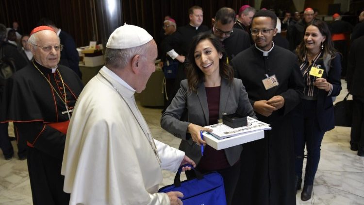 Le Pape saluant une jeune auditrice américaine participante au Synode, lors de la session conclusive du 27 octobre 2018.
