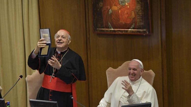 Papst Franziskus mit Kardinal Baldisseri beim Abschluss der Arbeiten der Bischofssynode