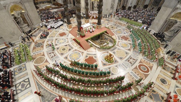 Papež Frančišek je v baziliki sv. Petra ob zaključku zasedanja sinode daroval sveto mašo.