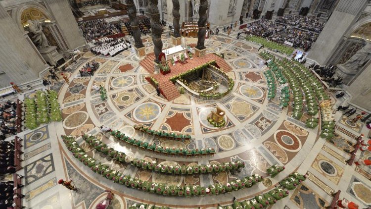 Papež je daroval zahvalno sveto mašo ob sklepu sinode o madih v baziliki sv. Petra