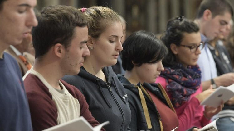 Jovens durante a Missa de encerramento do Sínodo dos Bispos a eles dedicado