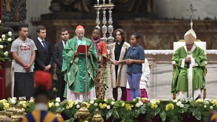 Papa Francisco com jovens na Missa de Conclusão do Sínodo