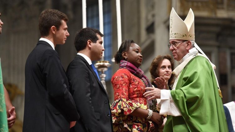 教皇フランシスコと若者たち、シノドス閉会ミサで　2018年10月28日　バチカン・聖ペトロ大聖堂