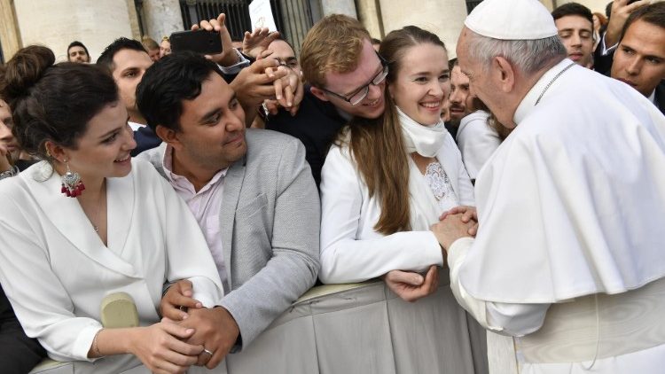 Le Pape saluant des jeunes mariés lors de l'audience générale du mercredi 31 octobre 2018.