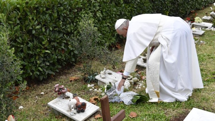 Papa Françesku ne varrezat Teutonico ne Vatikan
