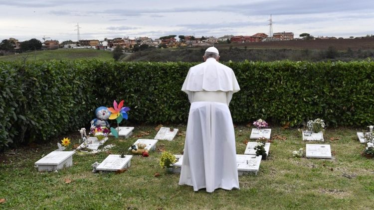 Papa reza diante do túmulo de crianças no Cemitério Laurentin, em Roma