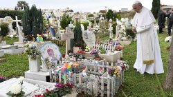 2018-11-02-visita-al-cimitero-laurentino-1541170593244.JPG