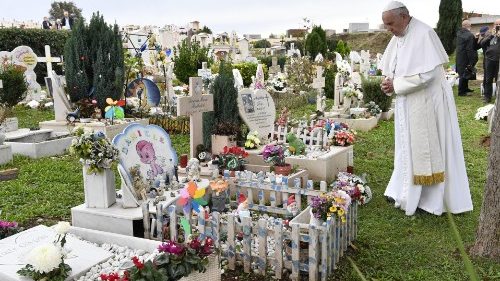 Papa al cimitero Laurentino: mai perdere memoria e speranza