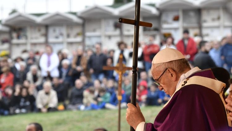 Le Pape célébrant la messe du 2 novembre 2018 au cimetière Laurentino.