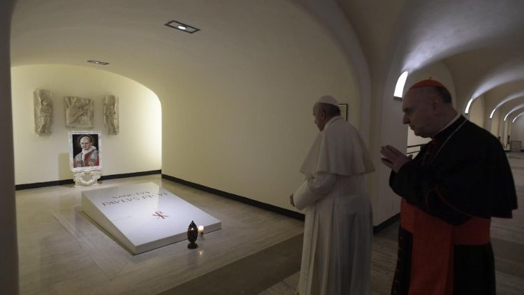 Popiežius Pranciškus prie šv. Pauliaus VI kapo