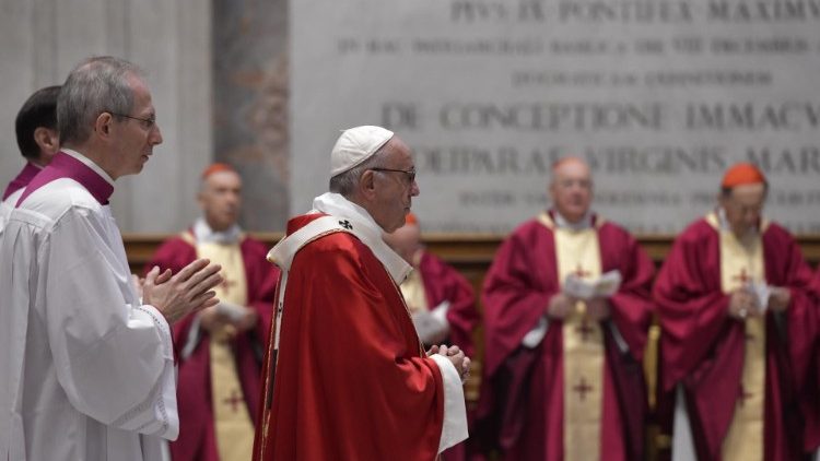 Papst Franziskus hält eine Messe mit Kardinälen