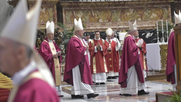 Omša za duše zosnulých kardinálov a biskupov vo Vatikánskej bazilike