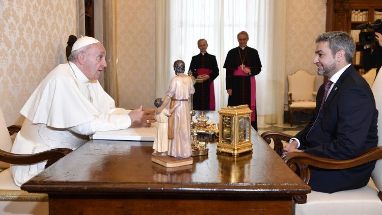 Papež Frančišek je v apostolski palači v Vatikanu sprejel v avdienco paragvajskega predsednika  Maria Abda Beníteza.