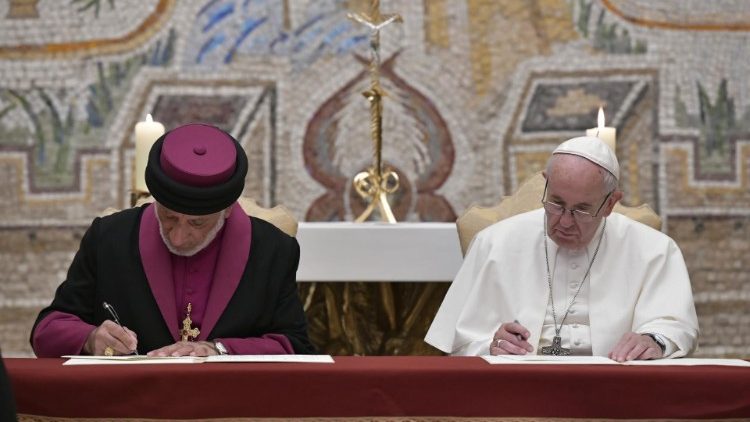 Le Pape signant la Déclaration commune avec le Patriarche assyrien Mar Gewargis III.