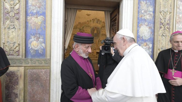 Gewargis III. bei einer Begegnung mit dem Papst