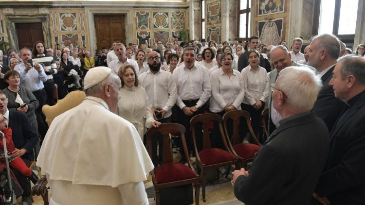 Påven med musikföreningen Alunni del Cielo