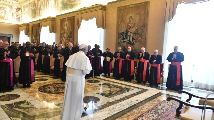 Papa com participantes da plenária da Pontifícia Comissão para os Congressos Eucarísticos Internacionais