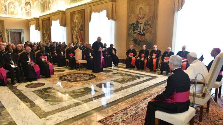 Papa Franjo sa sudionicima opće skupštine Papinskoga odbora za međunarodne euharistijske kongrese; Vatikan, 10. studenoga 2018.
