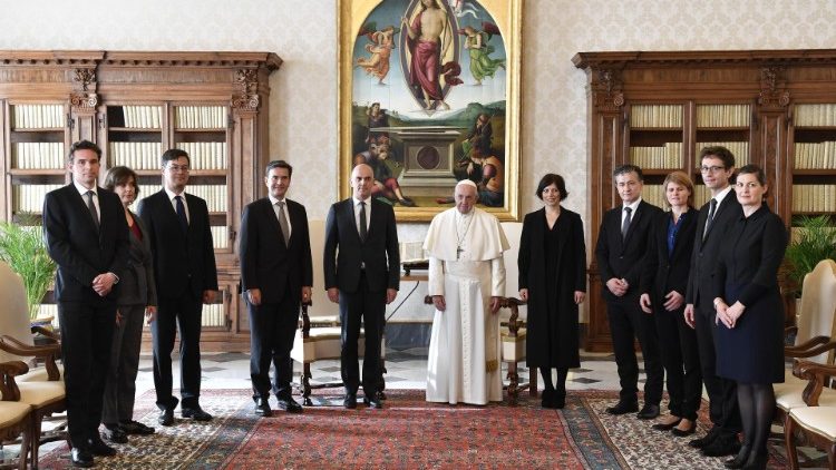 Pápež František s prezidentom Švajčiarskej konfederácie Alainom Bersetom a jeho sprievodom