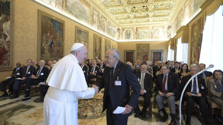 Il Papa mentre riceve i membri della Pontificia Accademia delle Scienze, nella Sala del Concistoro
