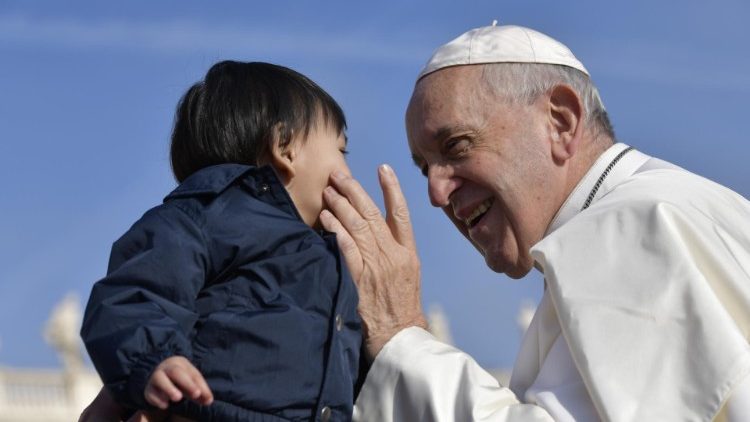 Påven och ett barn under audiensen 