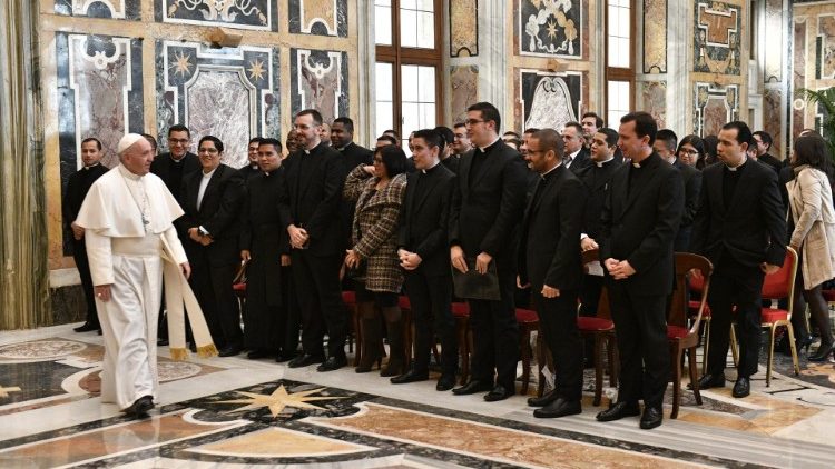 Папа Франциск на встрече в Ватикане со студентами римской Латиноамериканской коллегии