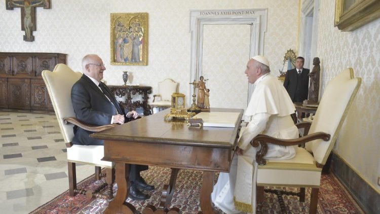 Izraelski predsednik Reuven Rivlin in papež Frančišek med pogovorom