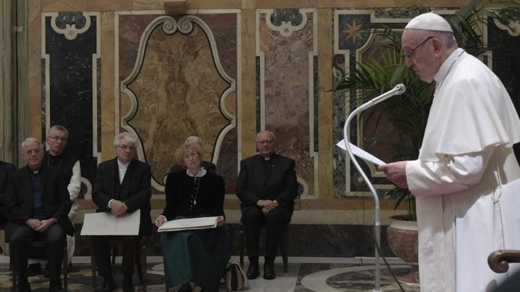 البابا فرنسيس خلال تسليم جائزة يوزيف راتسينغر 17 تشرين الثاني نوفمبر 2018
