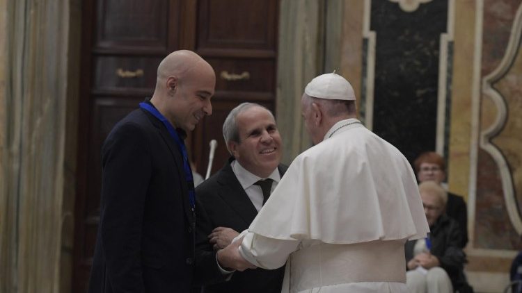 Papa com os membros do Movimento Apostólico para Cegos