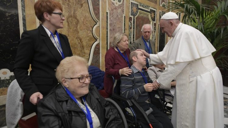 Le Pape François bénissant un membre du Mouvement apostolique des aveugles, le 17 novembre 2018