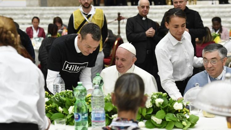 البابا متناولا طعام الغداء مع الفقراء في قاعة بولس السادس