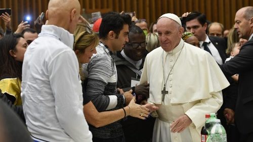 Papst Franziskus feiert Welttag der Armen - Essen mit Bedürftigen