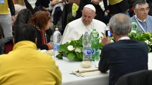 Giornata Mondiale  Poveri: il Papa a tavola con i bisognosi
