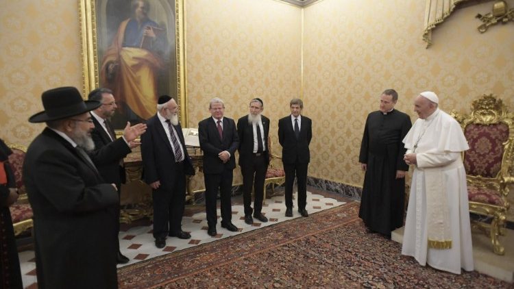  Papa takohet me anëtarët e Komisionit të Rabinatit të Madh të Izraelit