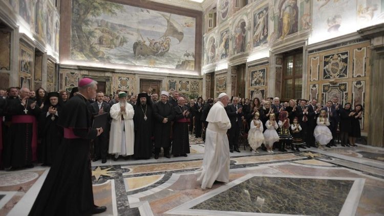 Papa Francisco recebe delegação da Albânia