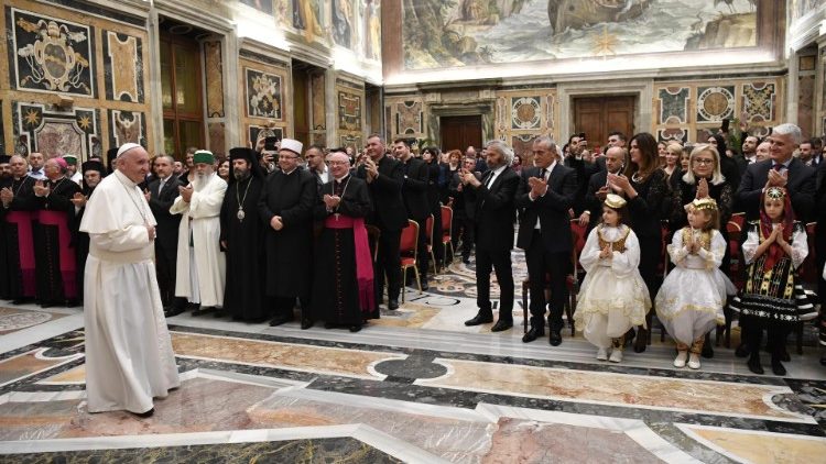  Papa pret shtegtarët shqiptarë në Vatikan