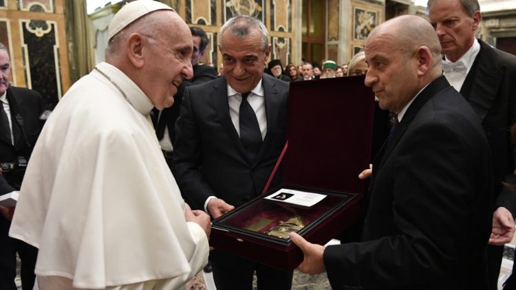  Papa takohet me shqiptarët