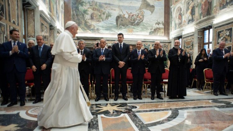 Папа Франциск с членовете на Маронитската Фондация