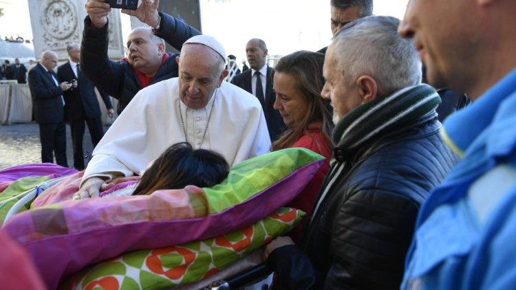 教宗在公開接見活動中走近病人