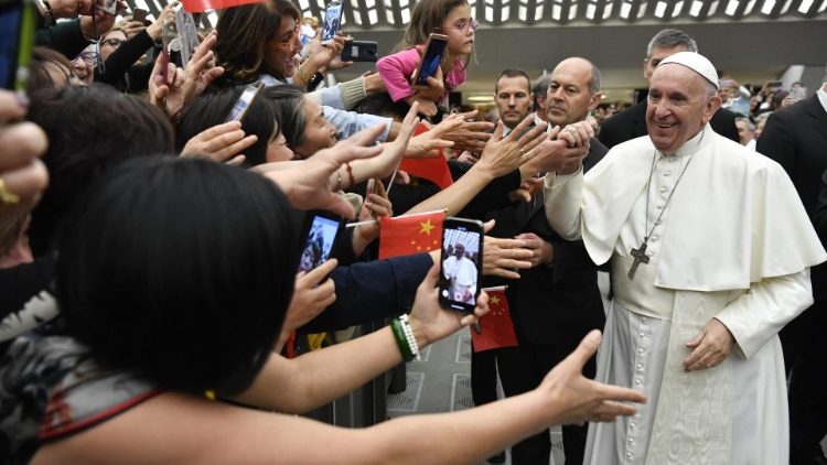 Popiežius sveikina choristus, kurie atvyko iš viso pasaulio