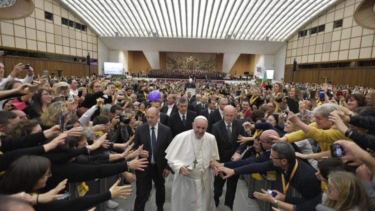 Le Pape saluant les choristes en salle Paul VI