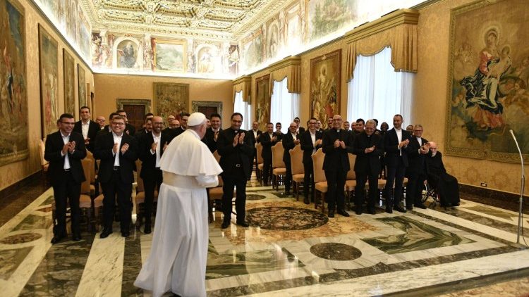 البابا فرنسيس مستقبلاً الطلاب الإكليريكيين في أبرشية أغريجنتو 24 تشرين الثاني 2018