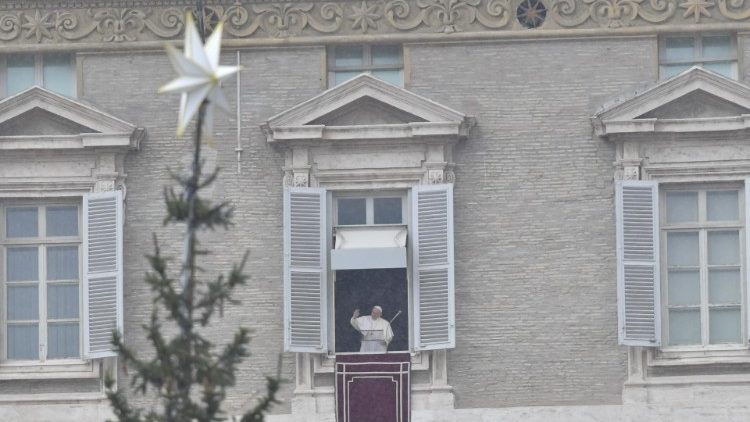 Le Pape François s'adressant aux fidèles avant la prière de l'Angélus